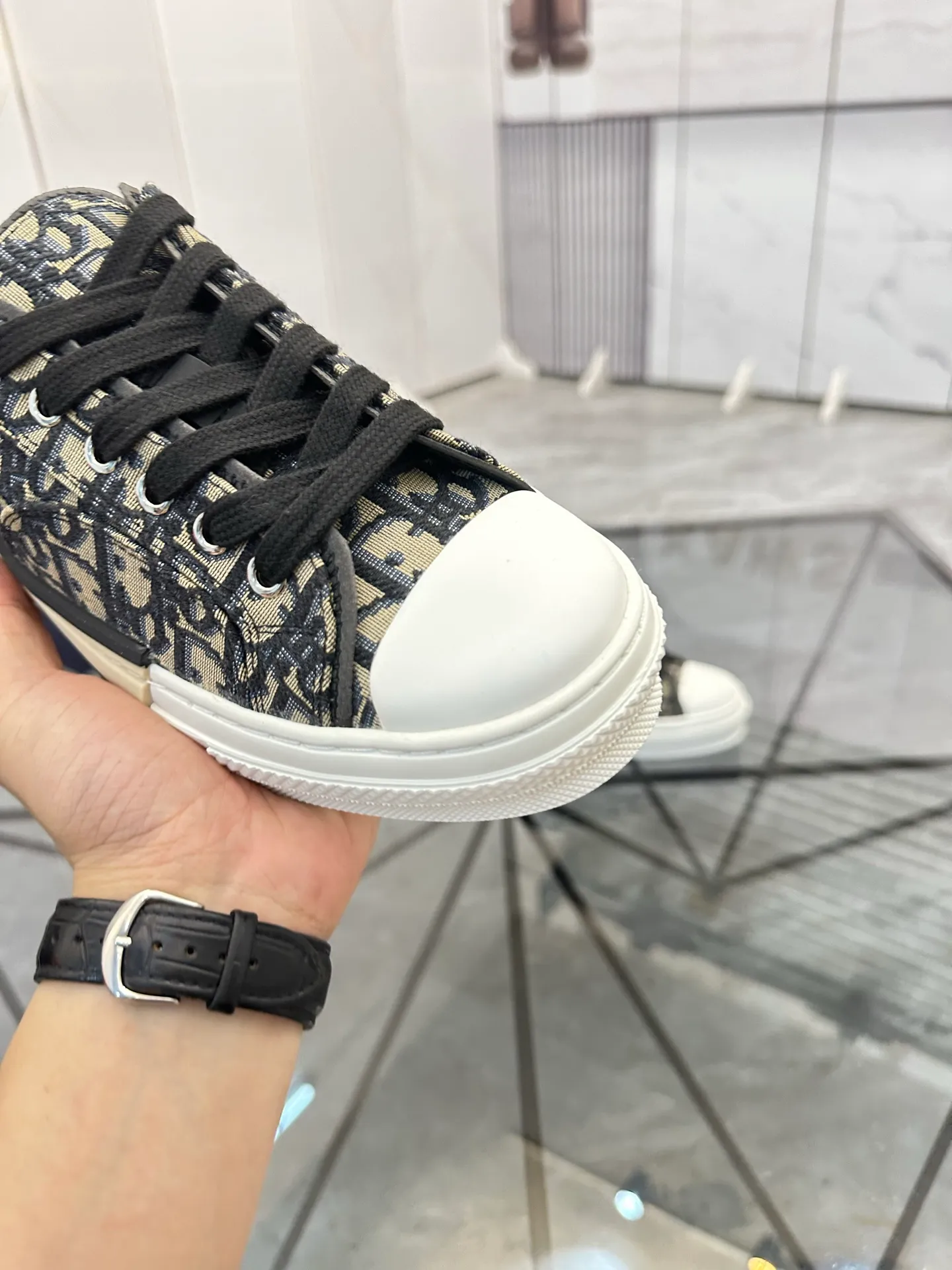 Selling men's shoes 💰: 💰P420¥ Product trademark: Dio* "Dior*" low-top casual shoes Regular size: 36-45 (can be customized to 46) Couple style B23 Product materials: Upper imported original fabric, breathable lining, original outsole. No.: 007